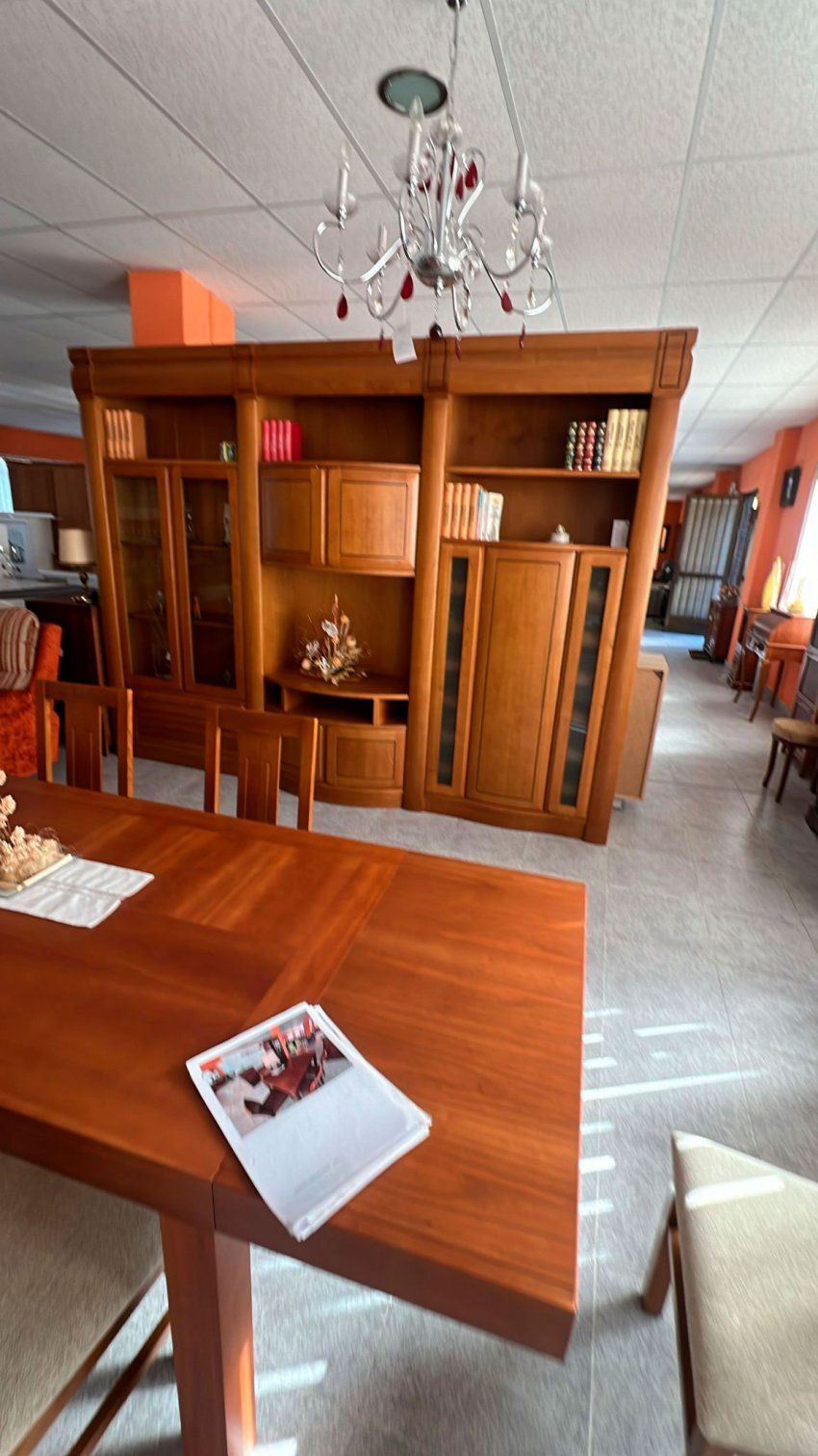 Mueble moderno con formas redondeadas con vitrina y estantes