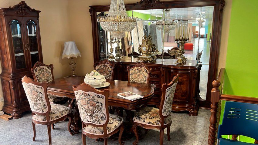 Muebles clasicos en madera de olivo con mesa, sillas y vitrina