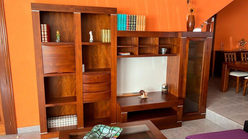 Mueble moderno con estantes y espacio para televisor en madera color cerezo