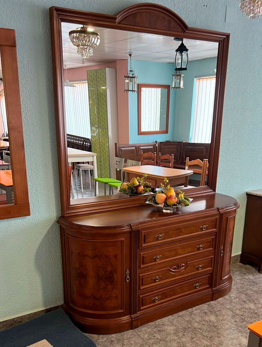 Mueble clásico con esquinas redondeadas con cajonera y espejo