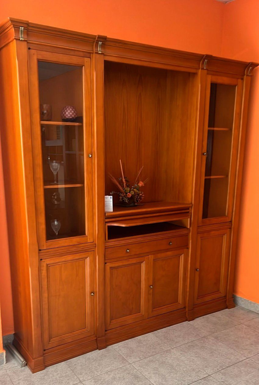 Librería en madera de pino de color cobrizo