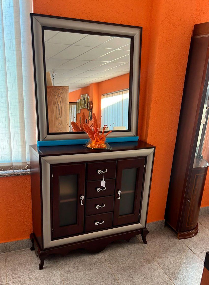 Mueble modenno con cajones y espejo en colores gris y oscuro