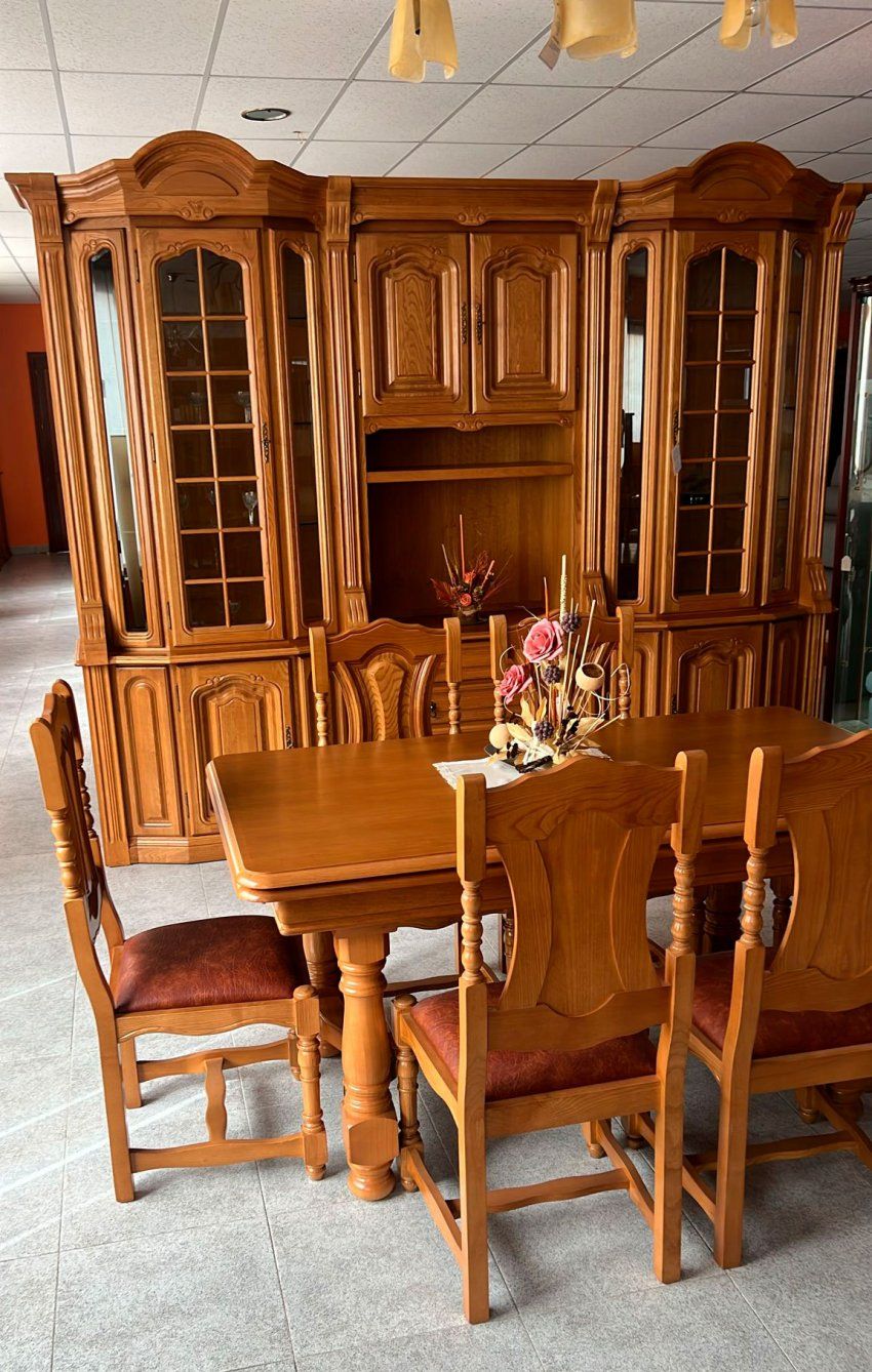 Mueble vitrina con mesa y sillas en madera de castaño