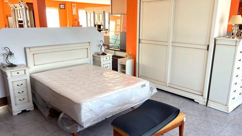 Dormitorio completo de madera de color blanco