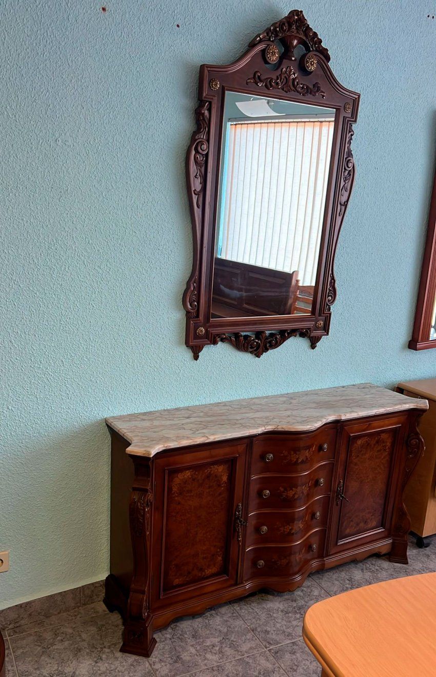 Entrada clásica de marquetería con mueble cajonera y espejo