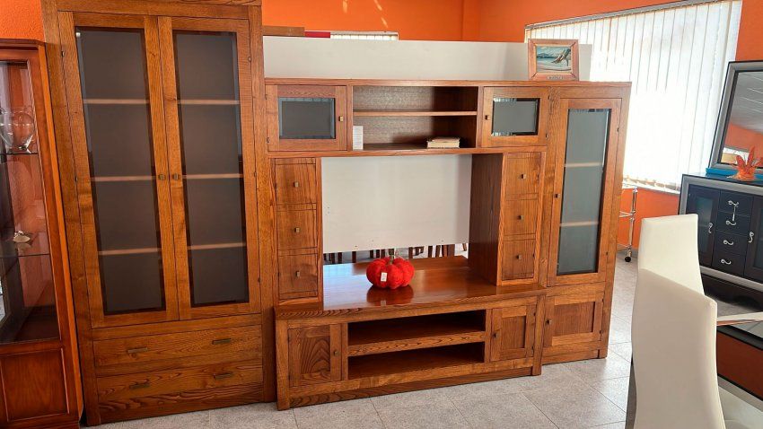 Mueble de madera maciza con vitrina en color cobrizo