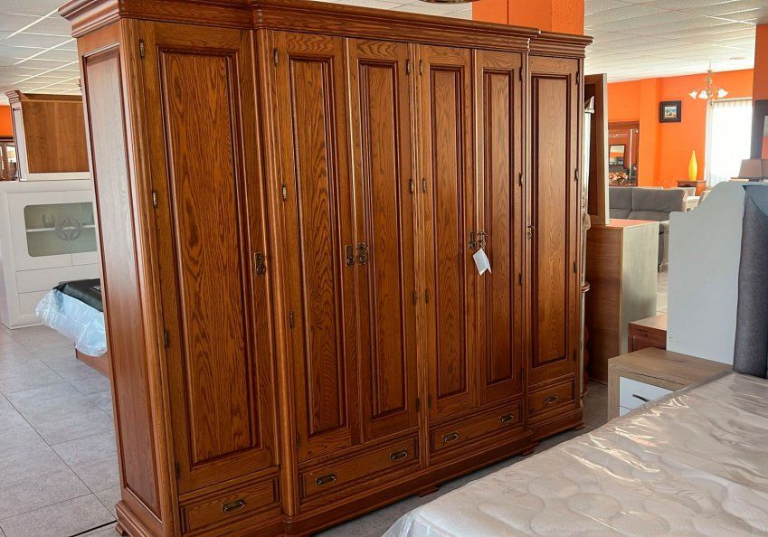 Armario clásico de madera maciza de castaño