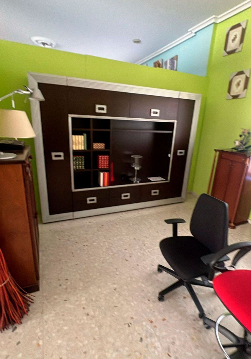 Mueble moderno con estantería en matera marrón oscuro