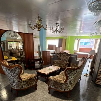 Conjunto clásico de butacas y sofá tapizados con tela de flores