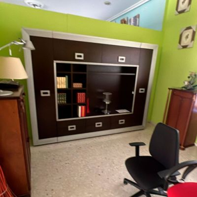 Mueble de salón moderno en madera oscura con detalles en gris