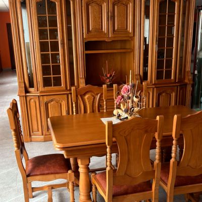 Conjunto de mueble de salón con mesa y sillas en madera maciza