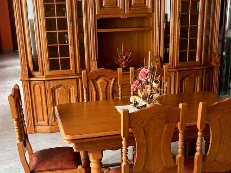 Conjunto de mueble de salón con mesa y sillas en madera maciza