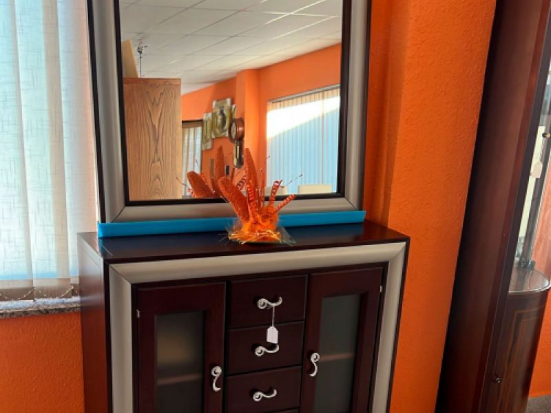 Recibidor moderno con puertas y cajones y espejo a conjunto