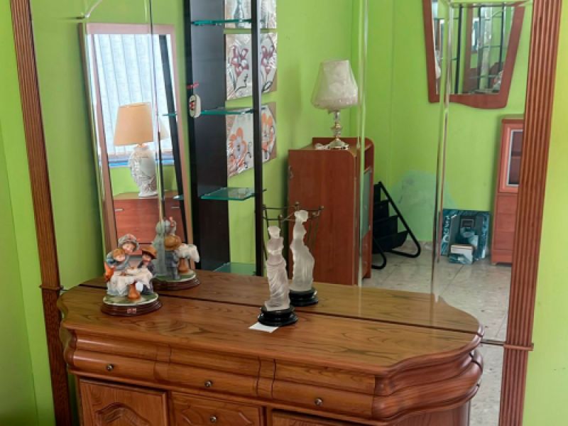 Recibidor clásicon en madera maziza con espejo muy grande hasta el suelo