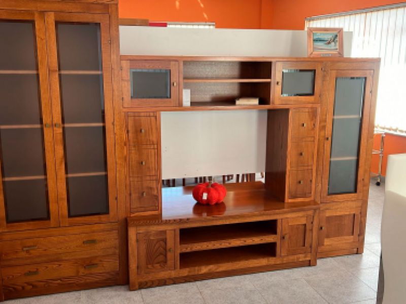 Mueble de salón moderno con vitrina y cajonera en madera de color cobrizo