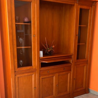 Mueble de salón en madera maciza con vistrina, puertas y espacio para televisor