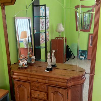 Recibidor clásicon en madera maziza con espejo muy grande hasta el suelo