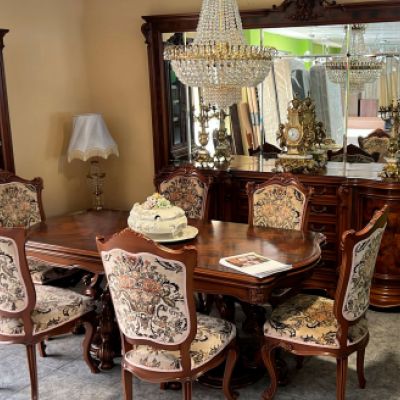 Conjunto clasico de vitrina, mesa de salón con sillas tapizadas, espejo grande y lámpara