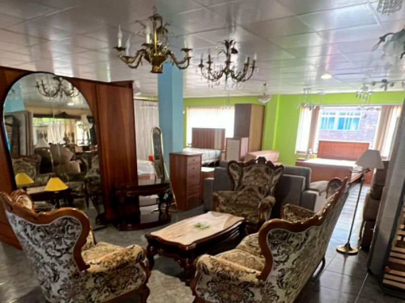 Conjunto clásico de butacas y sofá tapizados con tela de flores