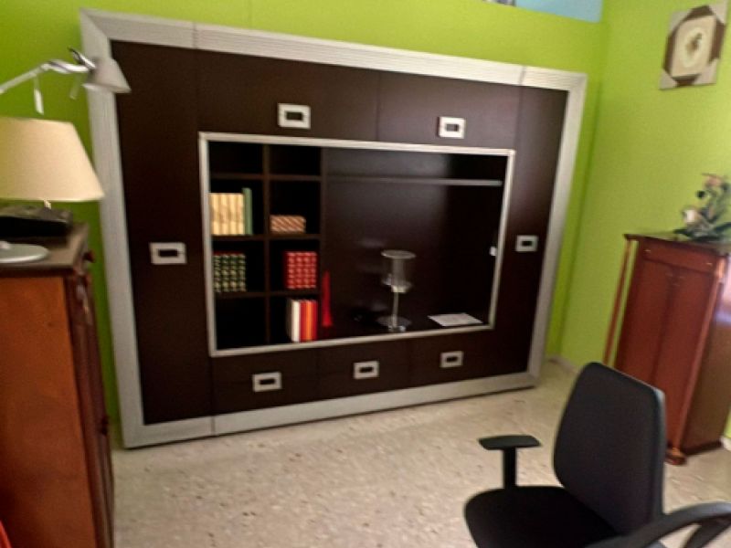 Mueble de salón moderno en madera oscura con detalles en gris