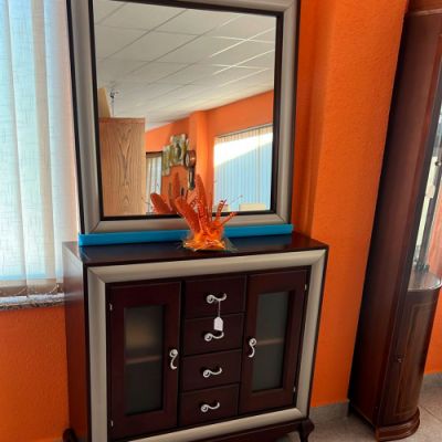 Recibidor moderno con puertas y cajones y espejo a conjunto