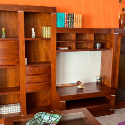 Mueble de salón moderno con vitrina y cajonera en madera de color cobrizo con estantería