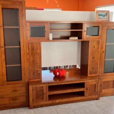 Mueble de salón moderno con vitrina y cajonera en madera de color cobrizo