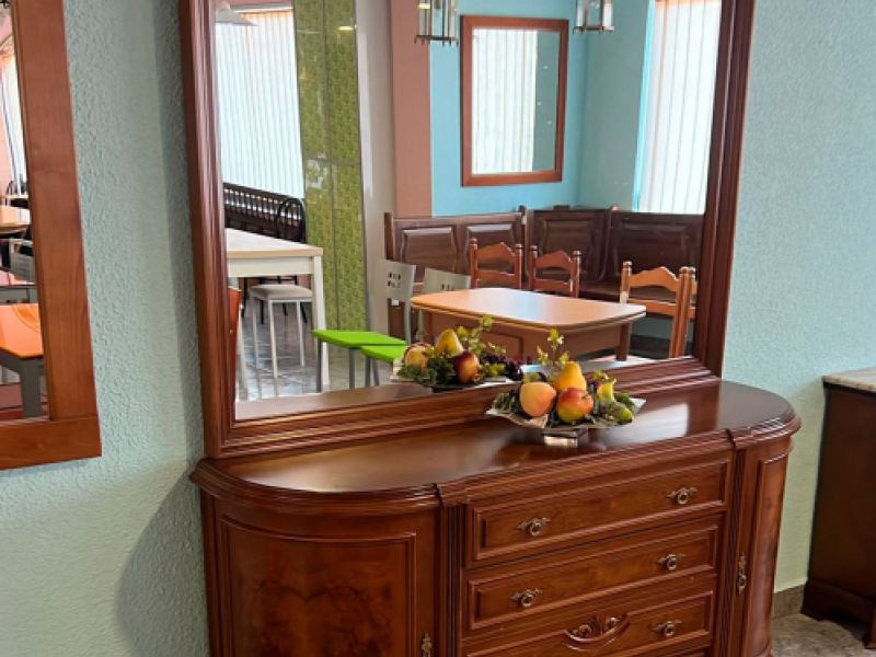 Recibidor clásico con en madera maziza con espejo