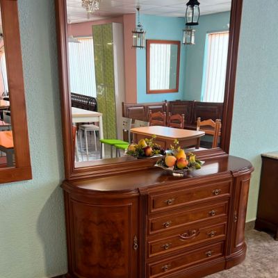 Recibidor clásico con en madera maziza con espejo